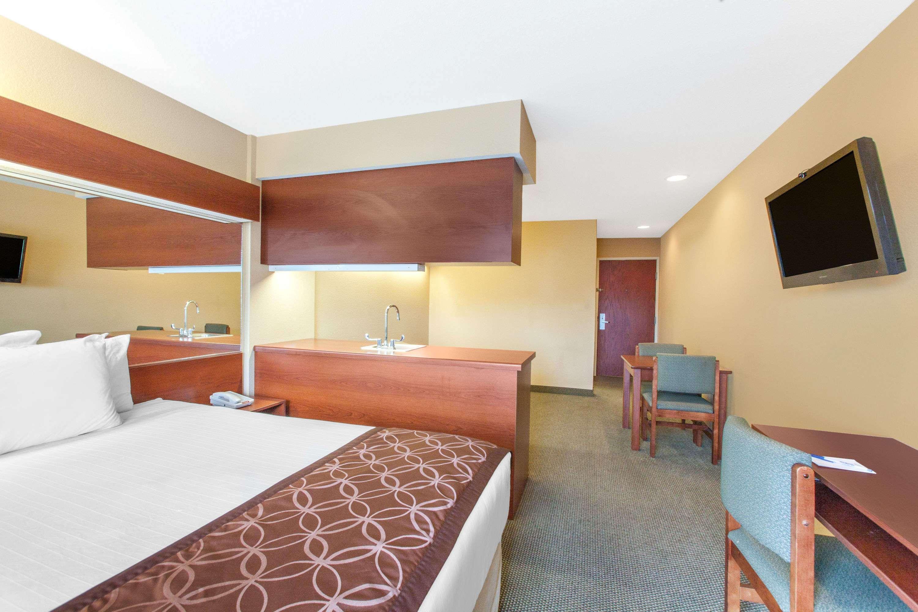 Microtel Inn By Wyndham Роджерс Экстерьер фото